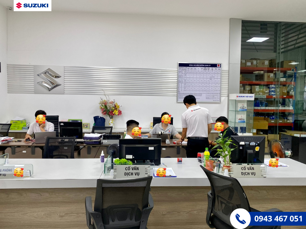 Nhân viên tư vấn cho khách hàng tai phòng dịch vụ Suzuki Việt Nhật