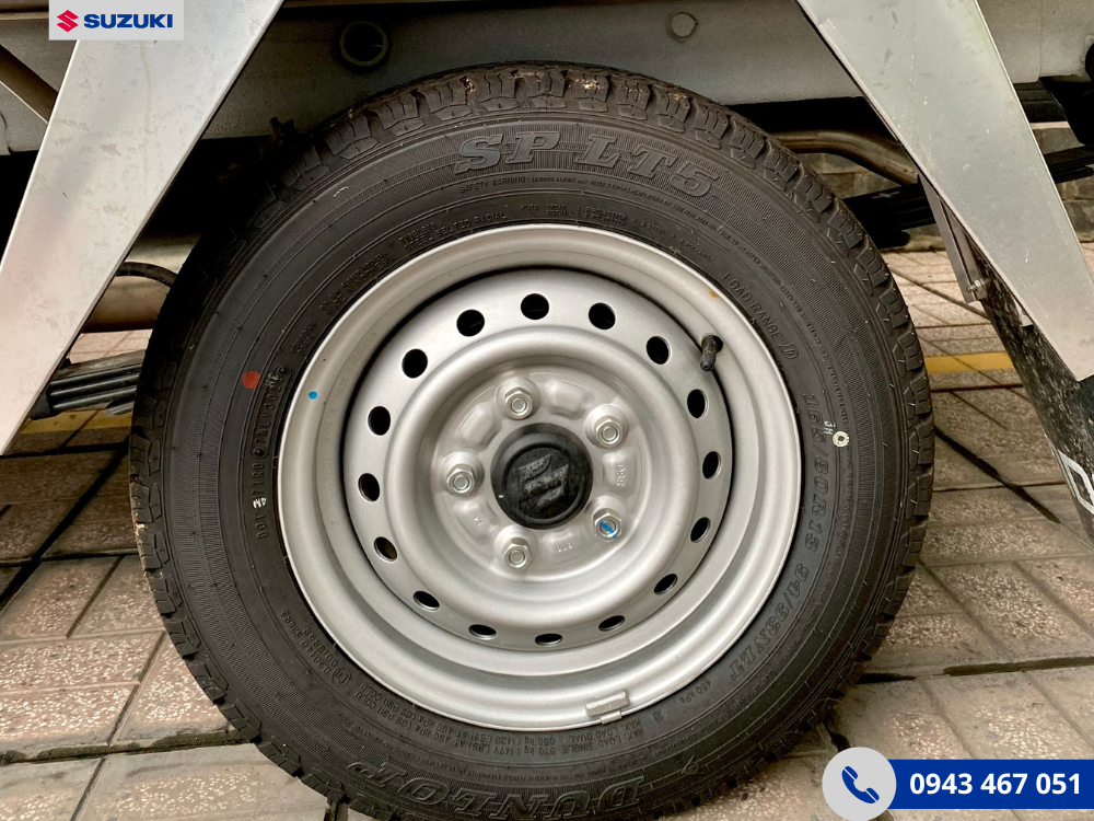 Bánh xe của Suzuki Carry Pro thùng kín composite tại Suzuki Việt Nhật
