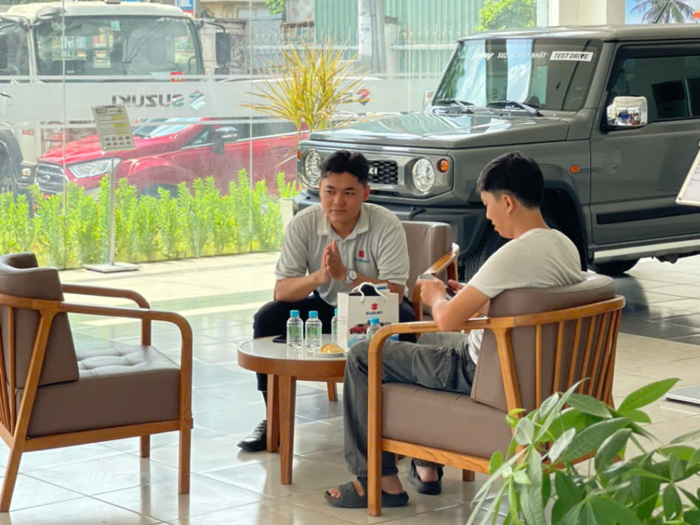 Khách hàng trải nghiệm lái thử Suzuki Jimny Tại Suzuki Việt Nhật
