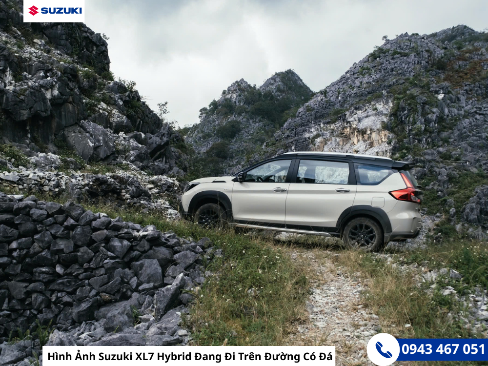 Hình Ảnh Suzuki XL7 Hybrid Đang Đi Trên Đường Có Đá