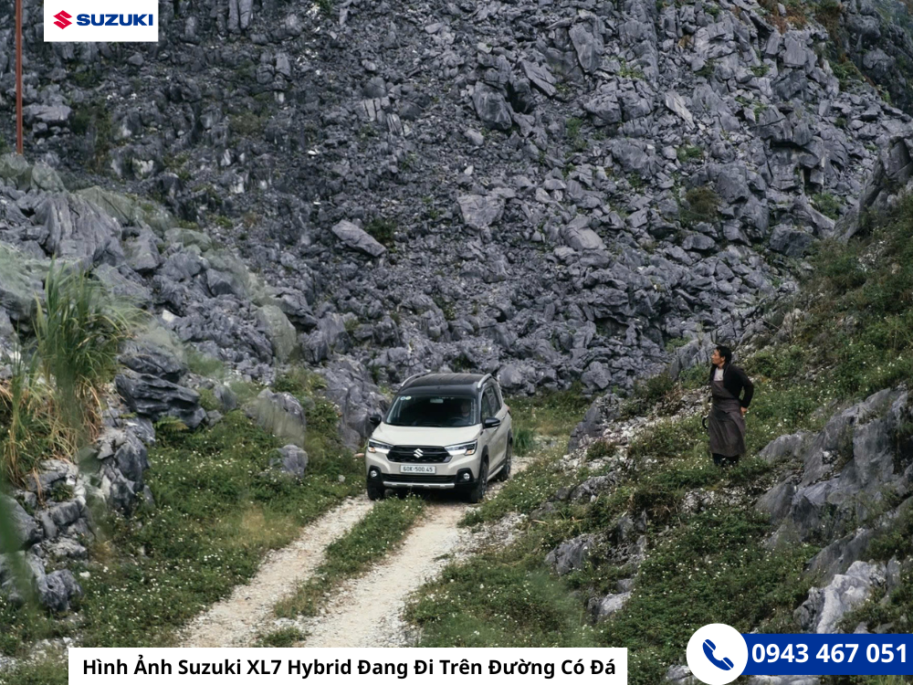 Hình Ảnh Suzuki XL7 Hybrid Đang Đi Trên Đường Có Đá