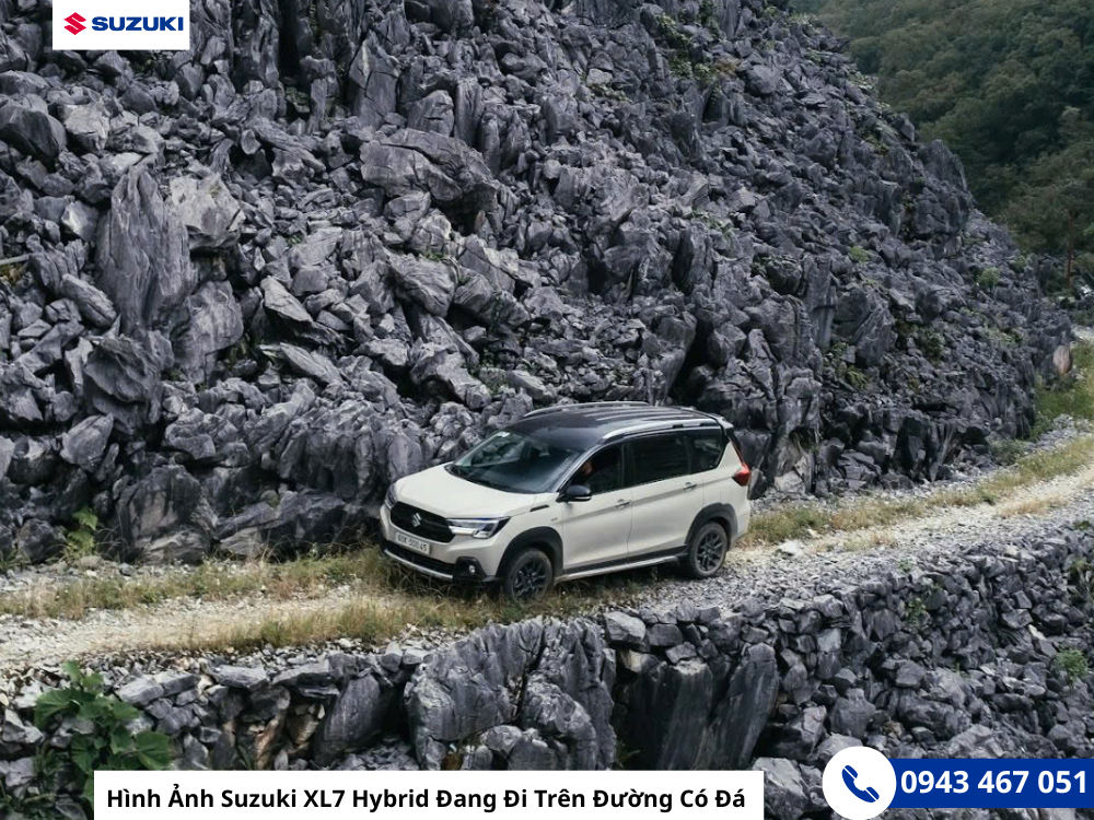 Hình Ảnh Suzuki XL7 Hybrid Đang Đi Trên Đường Có Đá